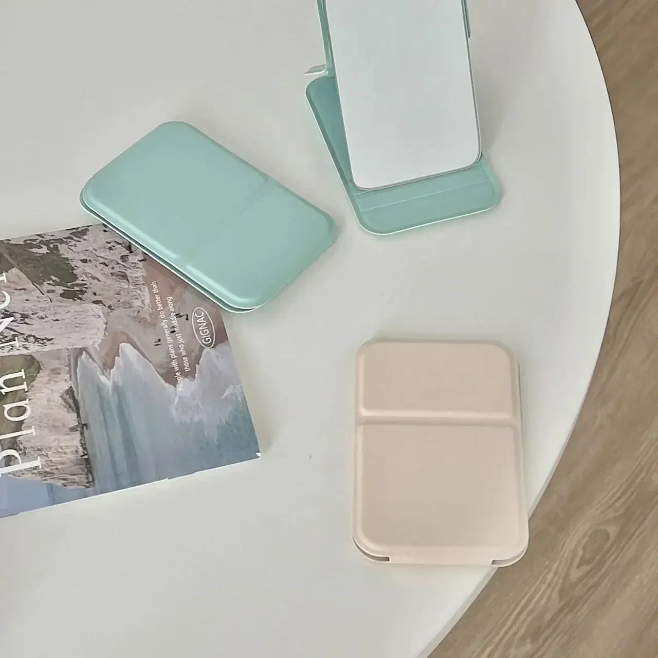 Vikbara PU läder sminkspegel - Elegant kompakt handhållen spegel för resor och daglig användning